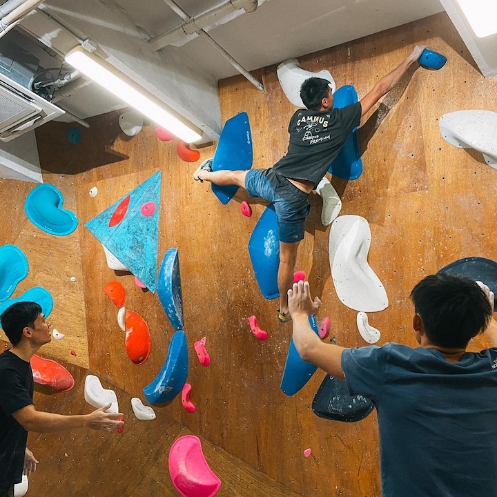 bouldering Hong Kong rock climbing gym, indoor climbing wall: campus climbing