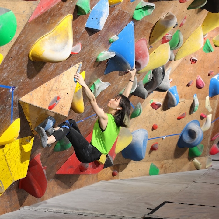 bouldering Hong Kong rock climbing gym, indoor climbing wall: the player climbingym