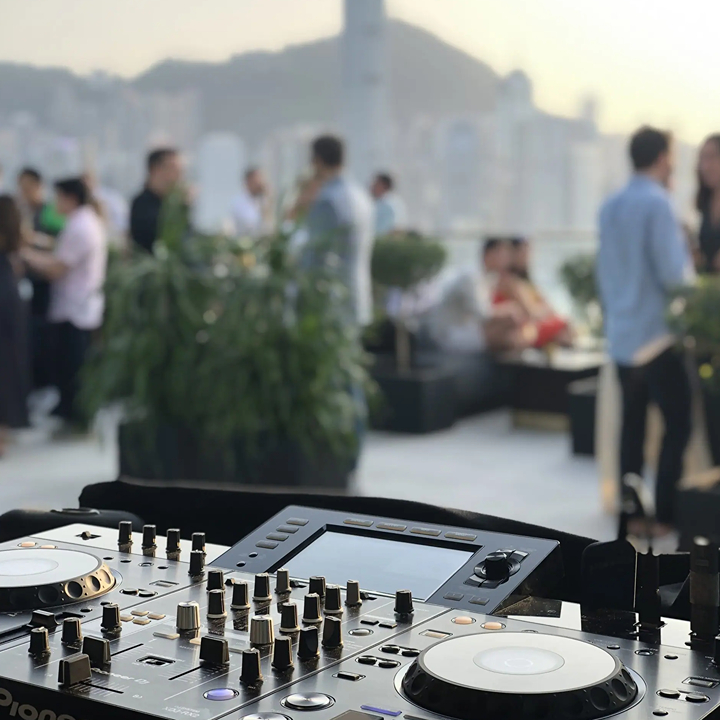 Best Rooftop Bars In Hong Kong: aqua rooftop bar with drinks and dj sets