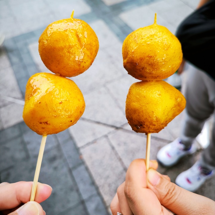 Hong Kong street food: curry fish balls